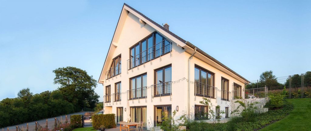 Modernes Zweifamilienhaus DB Glaspalast in Hanglage